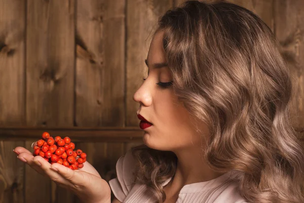 Girl holding a rowan — Stock Photo, Image