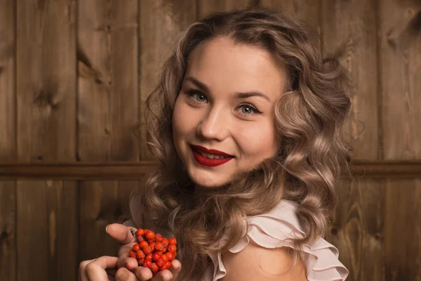 Ragazza che tiene un sorbo — Foto Stock