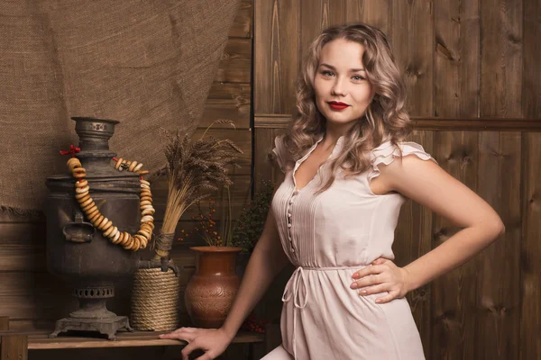 Mooie vrouw op de achtergrond van het platteland interieur — Stockfoto