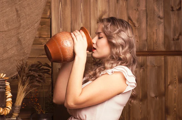 Jonge vrouw die melk drinkt — Stockfoto