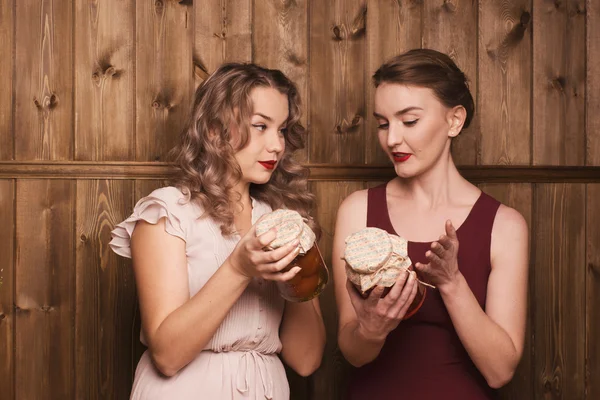 Las chicas sostienen pepinillos — Foto de Stock