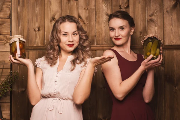 Girls are holding pickles — Stock Photo, Image