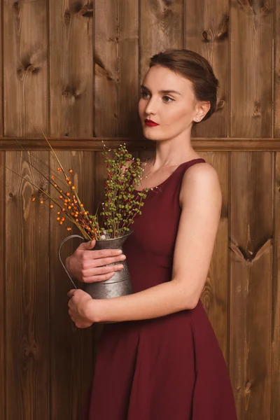 Hermosa chica en un vestido de color burdeos — Foto de Stock