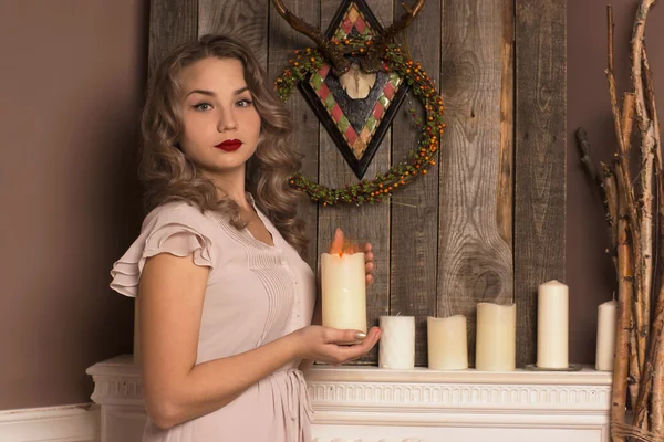 Ragazza che tiene una candela — Foto Stock