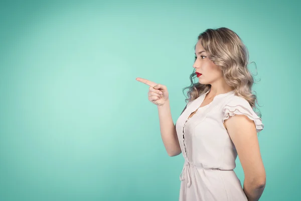 Menina especifica uma direção para a frente — Fotografia de Stock