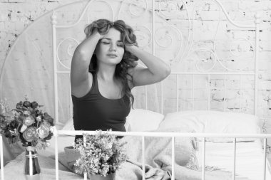 Güzel kız yatakta sabah uyanır