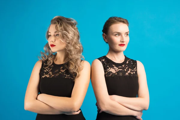 Two women in identical dresses are angry at each other — Stock Photo, Image