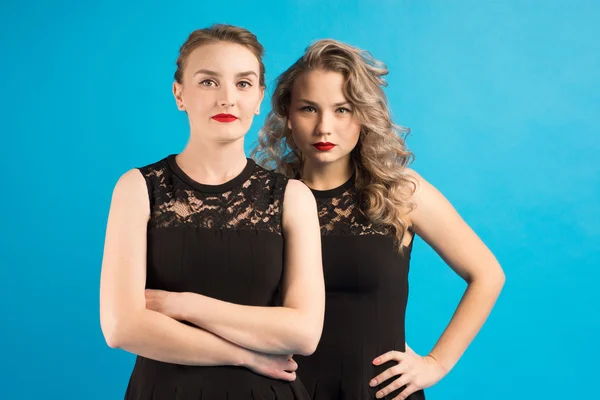 Two women in identical dresses are angry at each other — Stock Photo, Image