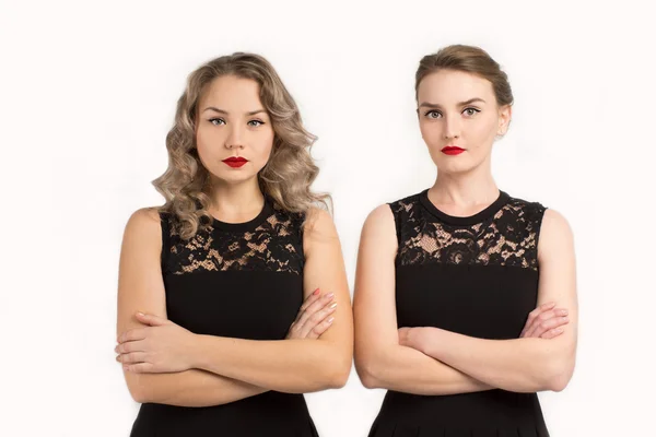 Dos mujeres con vestidos idénticos están enojadas entre sí. — Foto de Stock