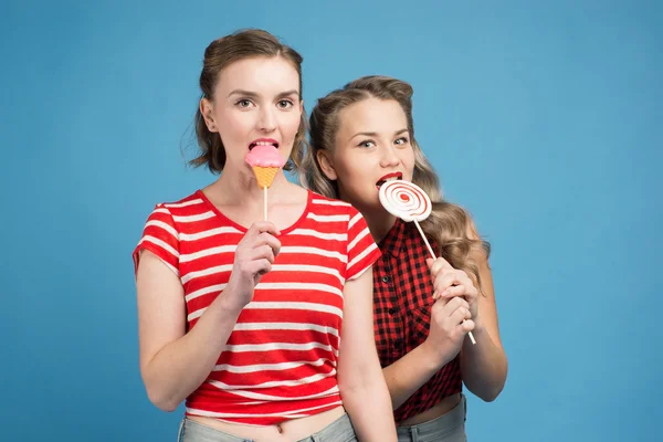 RAGAZZE CON GRANDI CANDELE — Foto Stock