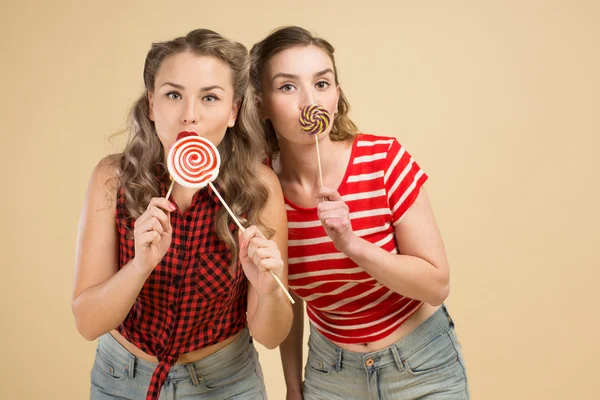 NIÑAS CON GRANDES CANDYS —  Fotos de Stock