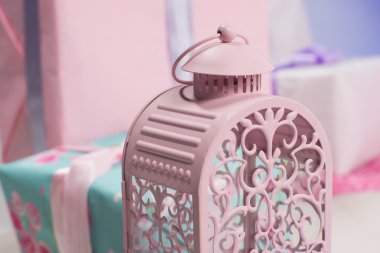 Demir pembe kuş kafesi