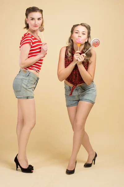 Девчонки с большими конфетками — стоковое фото