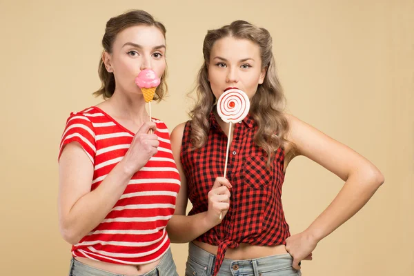 NIÑAS CON GRANDES CANDYS — Foto de Stock