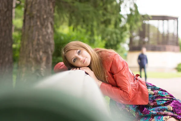 Portrait of a beautiful girl on a park bench — Stock Photo, Image