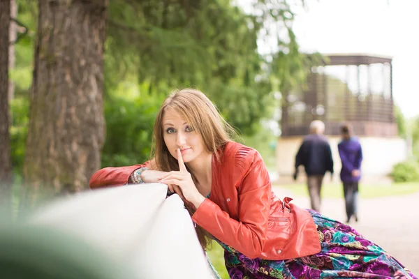 Portrait of a beautiful girl on a park bench — Stock Photo, Image