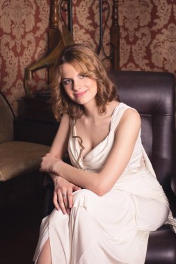 retro iç arka plan üzerinde güzel kız