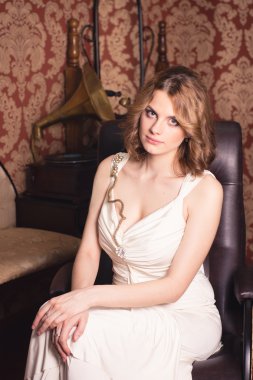 retro iç arka plan üzerinde güzel kız