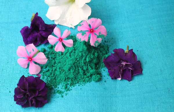 Holi kutlaması zehirli değil, doğal gulal ve çiçeklerle