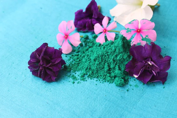 Holi kutlaması zehirli değil, doğal gulal ve çiçeklerle