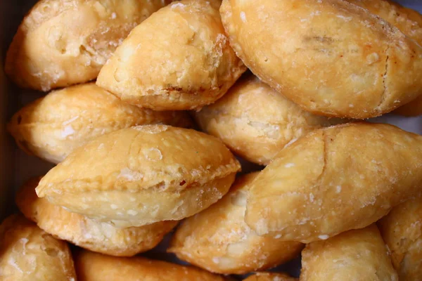 Geleneksel Hint tatlısına yakın çekim, Gujia.