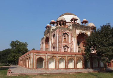 İmparator Akbar 'ın Navratna' larından biri olan Abdul Rahim Khan I Khanan 'ın yenilenmiş mezarı. Mezar Nizamuddin, Yeni Delhi, Hindistan 'da yer almaktadır.