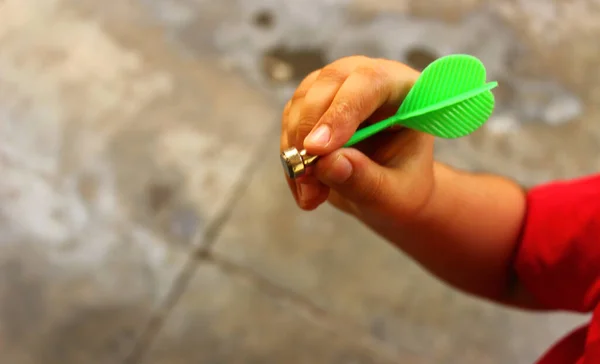 Çocuk eli nişan almak için manyetik ok tutuyor.