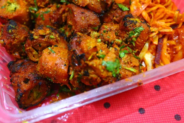 Plastik bir paketin içinde Tandır Soya Chaap. Yaklaş.