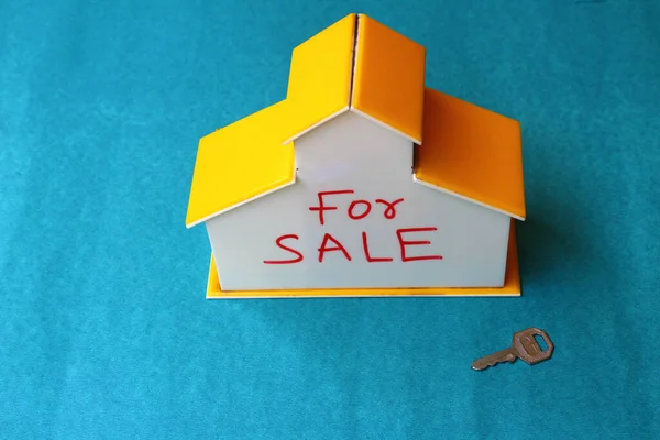 Plastik model ve yazılı sözcüklerle satılık tasvirler