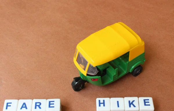 Üç tekerlekli ve plastik bloklardan geçen bir oyuncak üzerinden otomatik çekçek gezinti betimlemesi