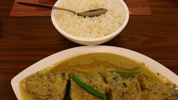 Hilsa balığı ve pilav.