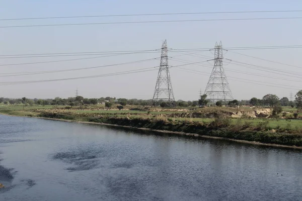 Hindistan 'ın Uttar Pradesh kentindeki Agra' nın dışındaki Yamuna nehri yakınlarındaki yüksek voltaj iletim kuleleri 