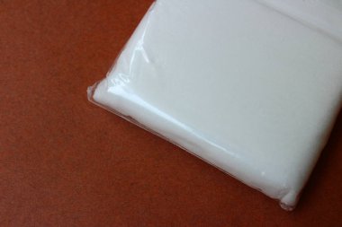 Şeffaf plastik bir paketin içinde Camphor 'u kapat