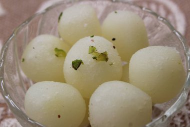 Rasgulla 'nın bir kasede yakın çekimi.