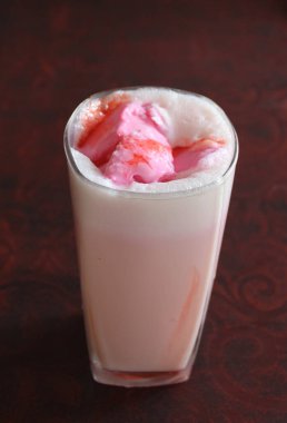 Lezzetli çilekli milkshake, bardakta dondurma.