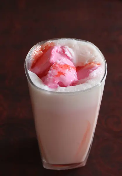 Lezzetli çilekli milkshake, bardakta dondurma.