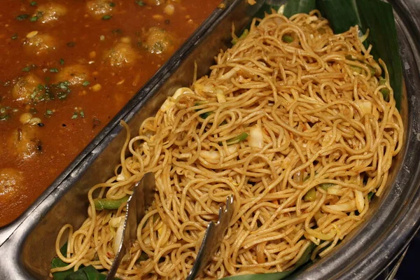 Acı sarımsak soslu sebze topu ve sebze çorbası.