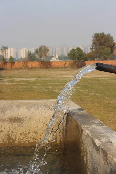 Nahaufnahme Von Wasser Das Aus Dem Rohrbrunnen Kommt — Stockfoto