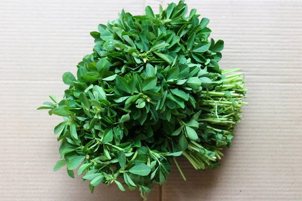 Bir demet taze, yeşil çemen yaprağı.