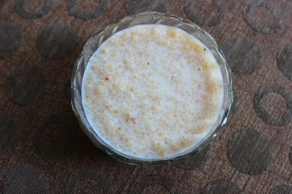 Süt dolu bir kasede