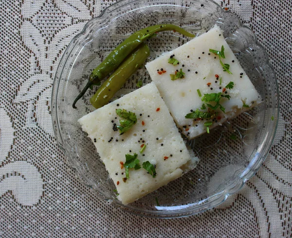 Tabakta pirinç dhokla yakın çekim