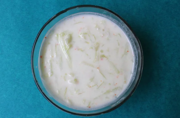 Bir kasede salatalık yahnisi.