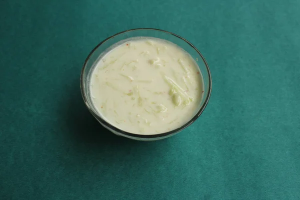 Raita Pepino Uma Tigela — Fotografia de Stock