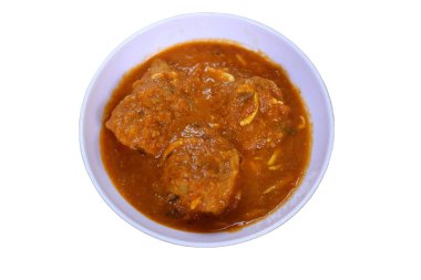 Beyaz arka planda izole edilmiş bir kasede Soya Malai chaap.