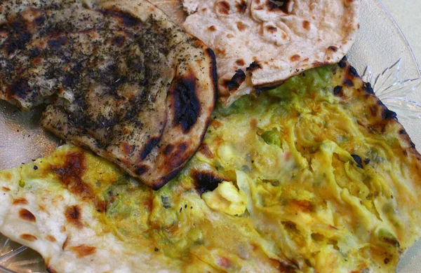 Mint paratha, tandır roti ve doldurulmuş naan ekmeği yakın plan.