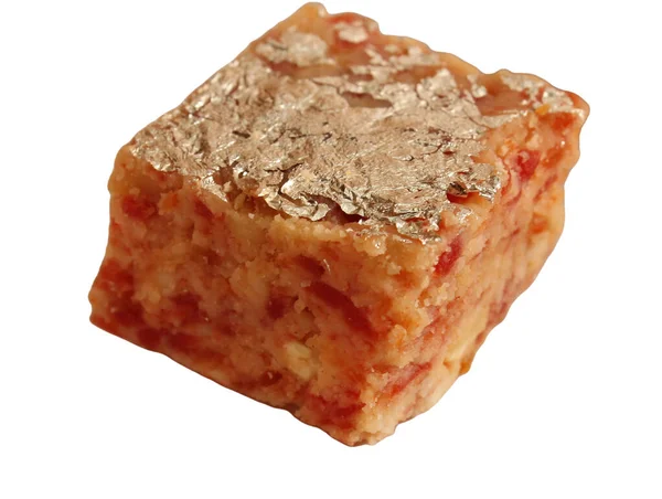 Beyaz arkaplanda havuç barfi izole