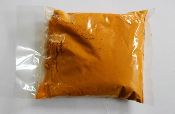 Plastik paketin içinde zerdeçal tozu