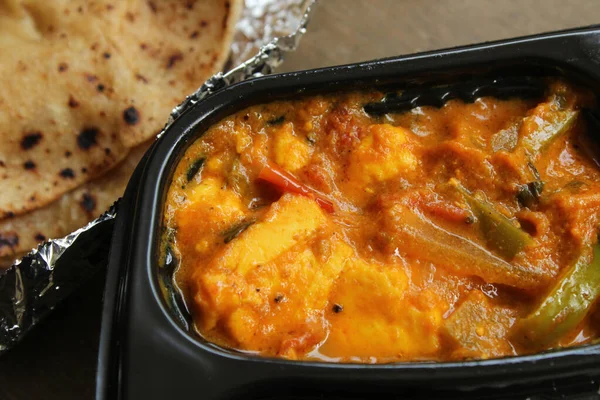 Kadai Paneer ve Roti kapatın.