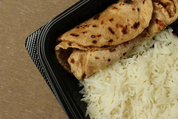 Plastik kaplamalı Roti ve pilav.