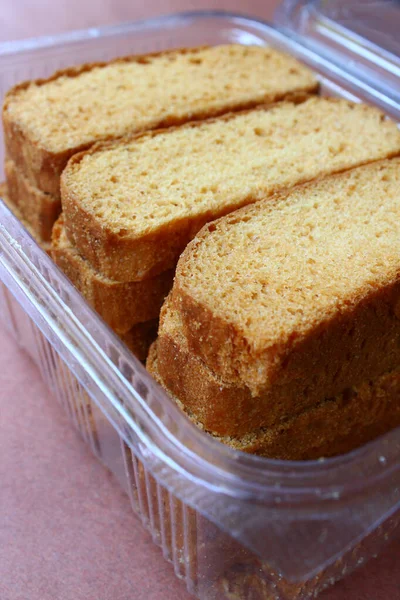 Plastik kutuda Rusk tostları